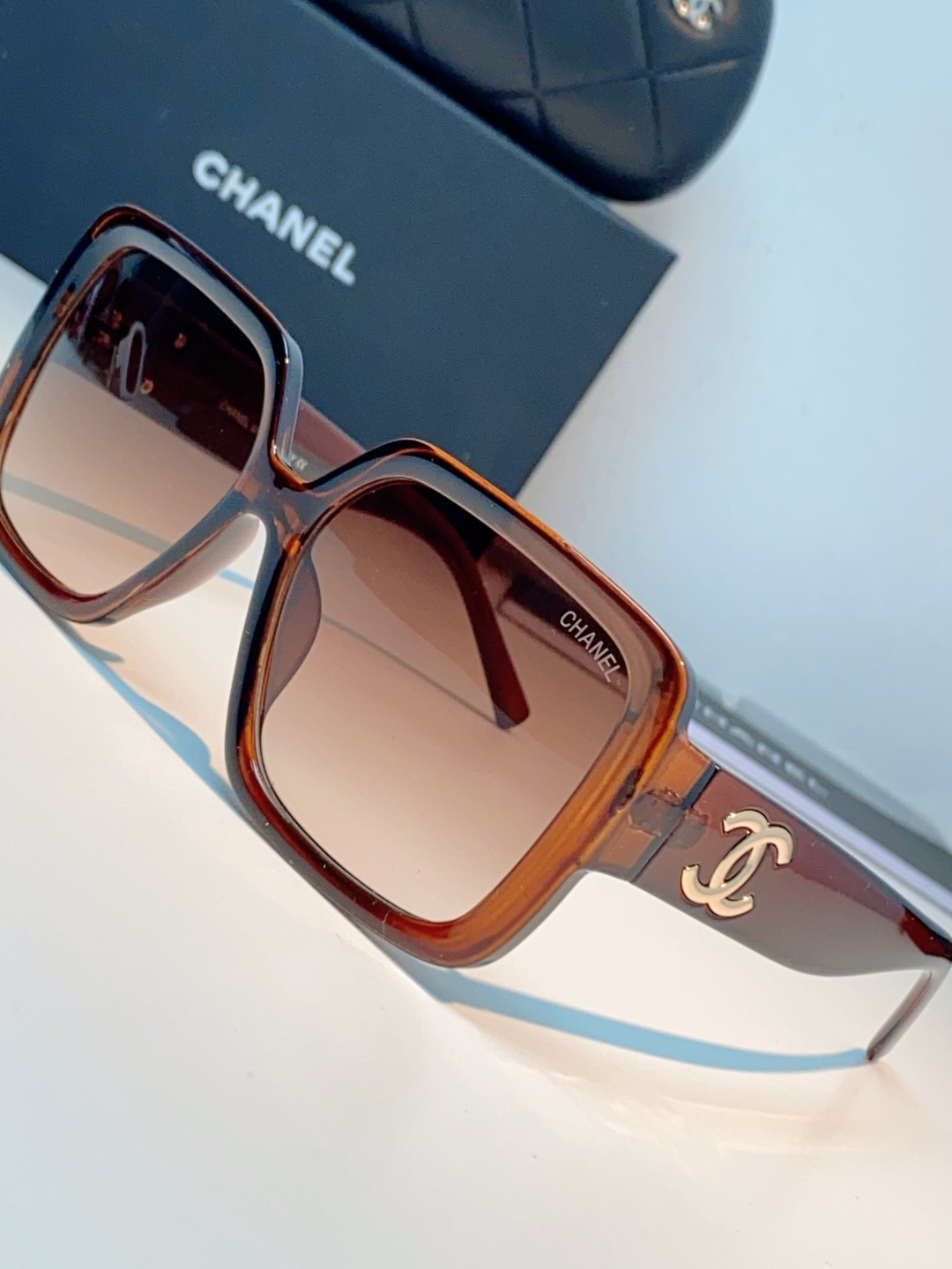 Chanel香奈儿 2026新款粗黑方框墨镜，是永不过时的法式轻奢爆款单品。亮面高光泽粗镜框，方正宽厚轮