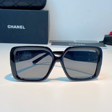 Chanel香奈儿 2026新款粗黑方框墨镜,是永不过时的法式轻奢爆款单品。亮面高光泽粗镜框,方正宽厚轮 Chanel香奈儿 2026新款粗黑方框墨镜,是永不过时的法式轻奢爆款单品。亮面高光泽粗镜框,方正宽厚轮
