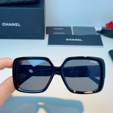 Chanel香奈儿 2026新款粗黑方框墨镜,是永不过时的法式轻奢爆款单品。亮面高光泽粗镜框,方正宽厚轮 Chanel香奈儿 2026新款粗黑方框墨镜,是永不过时的法式轻奢爆款单品。亮面高光泽粗镜框,方正宽厚轮