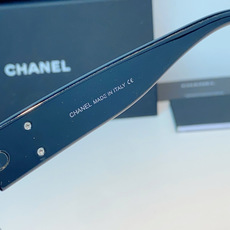 Chanel香奈儿 2026新款粗黑方框墨镜,是永不过时的法式轻奢爆款单品。亮面高光泽粗镜框,方正宽厚轮 Chanel香奈儿 2026新款粗黑方框墨镜,是永不过时的法式轻奢爆款单品。亮面高光泽粗镜框,方正宽厚轮