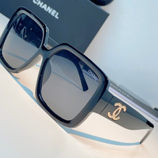 Chanel香奈儿 2026新款粗黑方框墨镜,是永不过时的法式轻奢爆款单品。亮面高光泽粗镜框,方正宽厚轮 Chanel香奈儿 2026新款粗黑方框墨镜,是永不过时的法式轻奢爆款单品。亮面高光泽粗镜框,方正宽厚轮