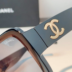 Chanel香奈儿 2026新款粗黑方框墨镜,是永不过时的法式轻奢爆款单品。亮面高光泽粗镜框,方正宽厚轮 Chanel香奈儿 2026新款粗黑方框墨镜,是永不过时的法式轻奢爆款单品。亮面高光泽粗镜框,方正宽厚轮