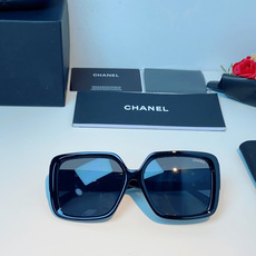 Chanel香奈儿 2026新款粗黑方框墨镜,是永不过时的法式轻奢爆款单品。亮面高光泽粗镜框,方正宽厚轮 Chanel香奈儿 2026新款粗黑方框墨镜,是永不过时的法式轻奢爆款单品。亮面高光泽粗镜框,方正宽厚轮