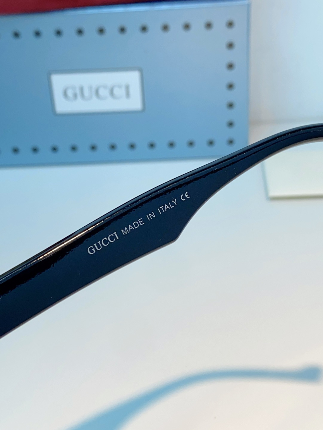 Gucci古奇 2026新款意式复古格调，这款猫眼圆框墨镜是日常穿搭的百搭王牌。亮黑高润镜框，圆润偏猫眼