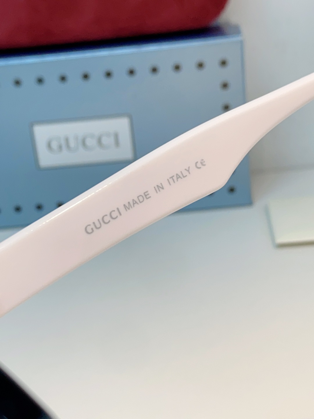 Gucci古奇 2026新款意式复古格调，这款猫眼圆框墨镜是日常穿搭的百搭王牌。亮黑高润镜框，圆润偏猫眼