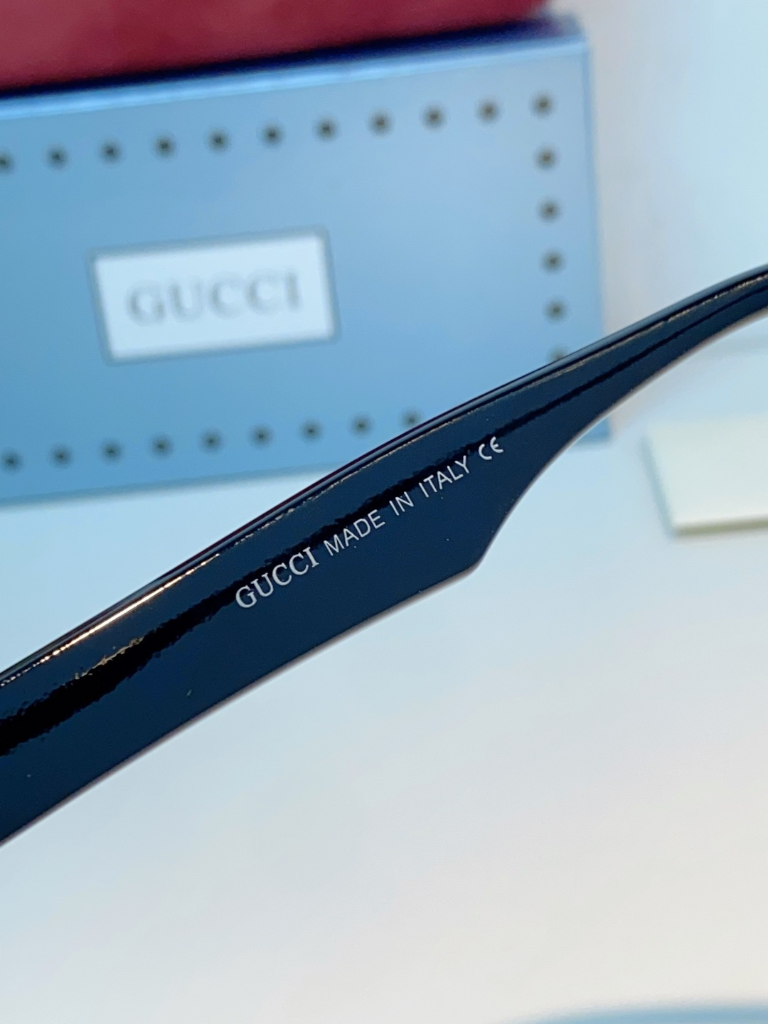 Gucci古奇 2026新款意式复古格调，这款猫眼圆框墨镜是日常穿搭的百搭王牌。亮黑高润镜框，圆润偏猫眼