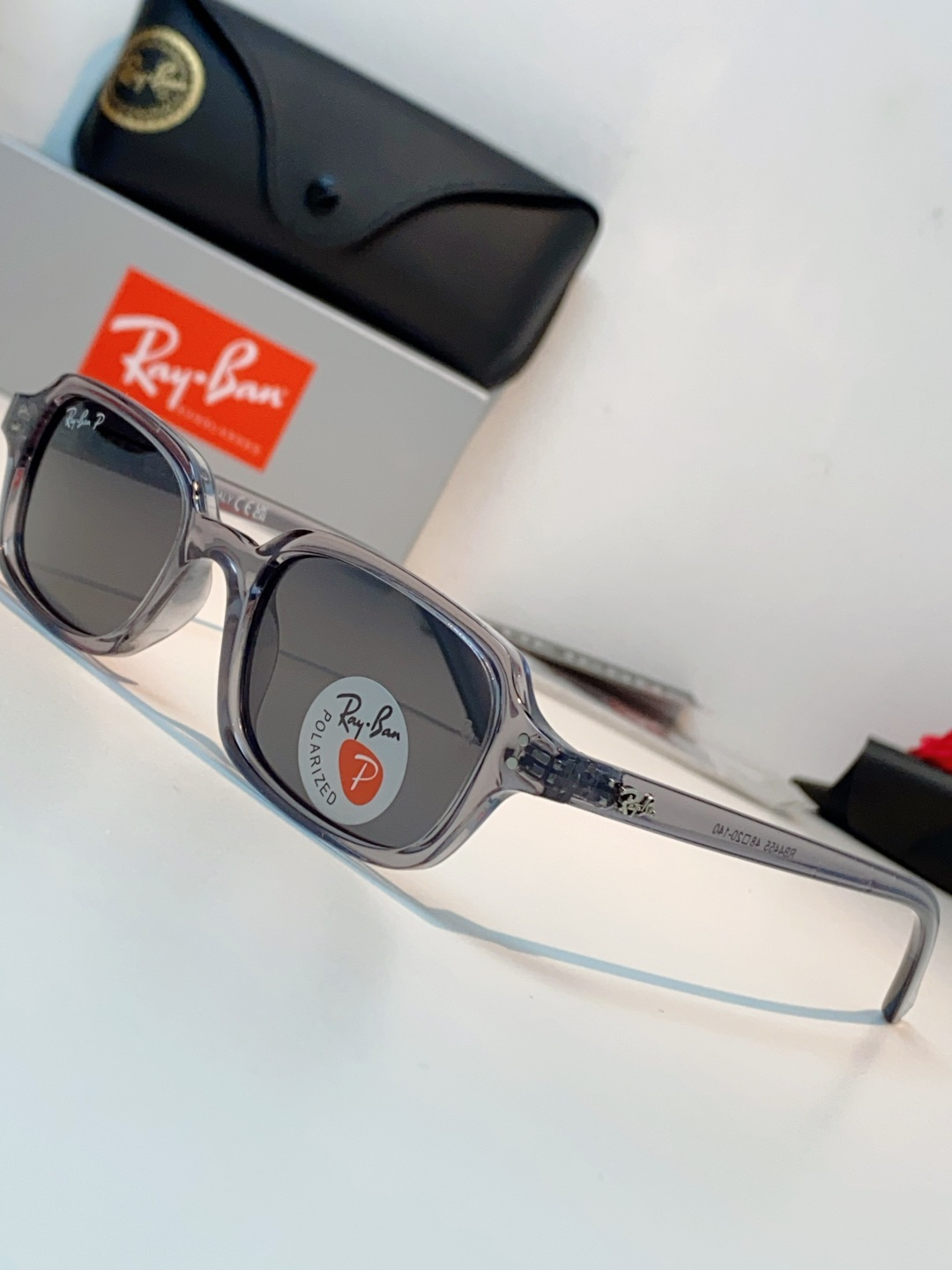 RayBan雷朋 自带复古滤镜的小方框偏光墨镜，利落窄方版型，刚好修饰颧骨与宽下颌，圆脸、方脸都能轻松驾