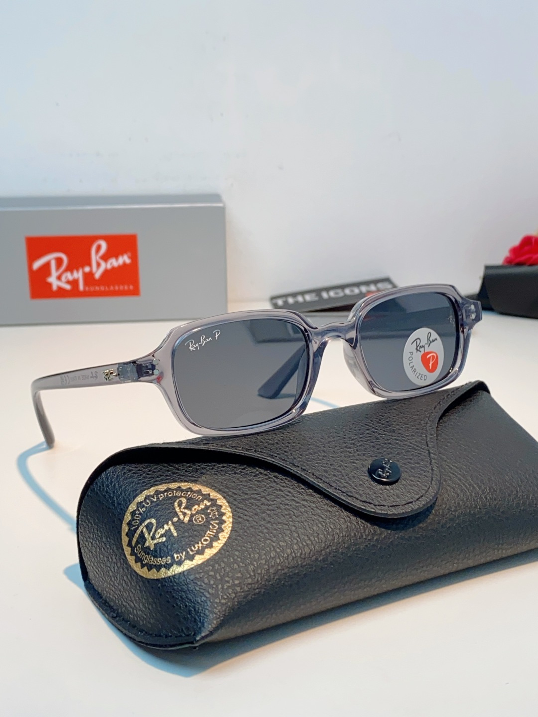 RayBan雷朋 自带复古滤镜的小方框偏光墨镜，利落窄方版型，刚好修饰颧骨与宽下颌，圆脸、方脸都能轻松驾