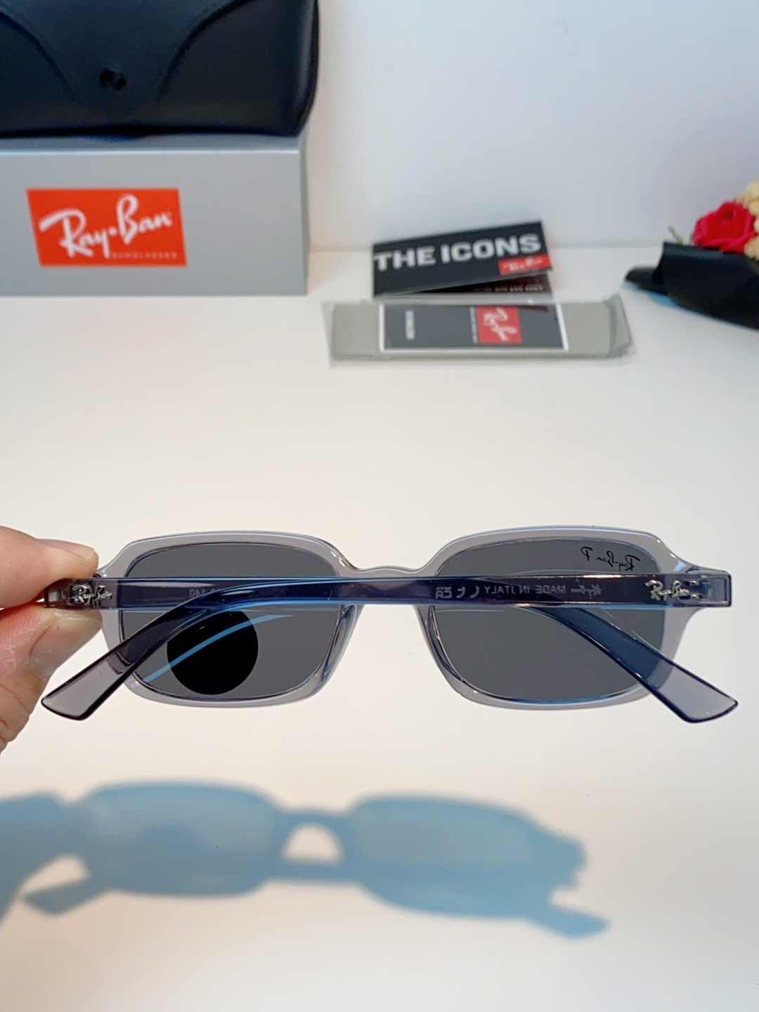 RayBan雷朋 自带复古滤镜的小方框偏光墨镜，利落窄方版型，刚好修饰颧骨与宽下颌，圆脸、方脸都能轻松驾