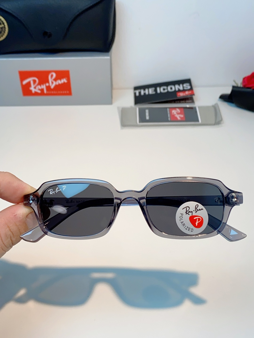 RayBan雷朋 自带复古滤镜的小方框偏光墨镜，利落窄方版型，刚好修饰颧骨与宽下颌，圆脸、方脸都能轻松驾