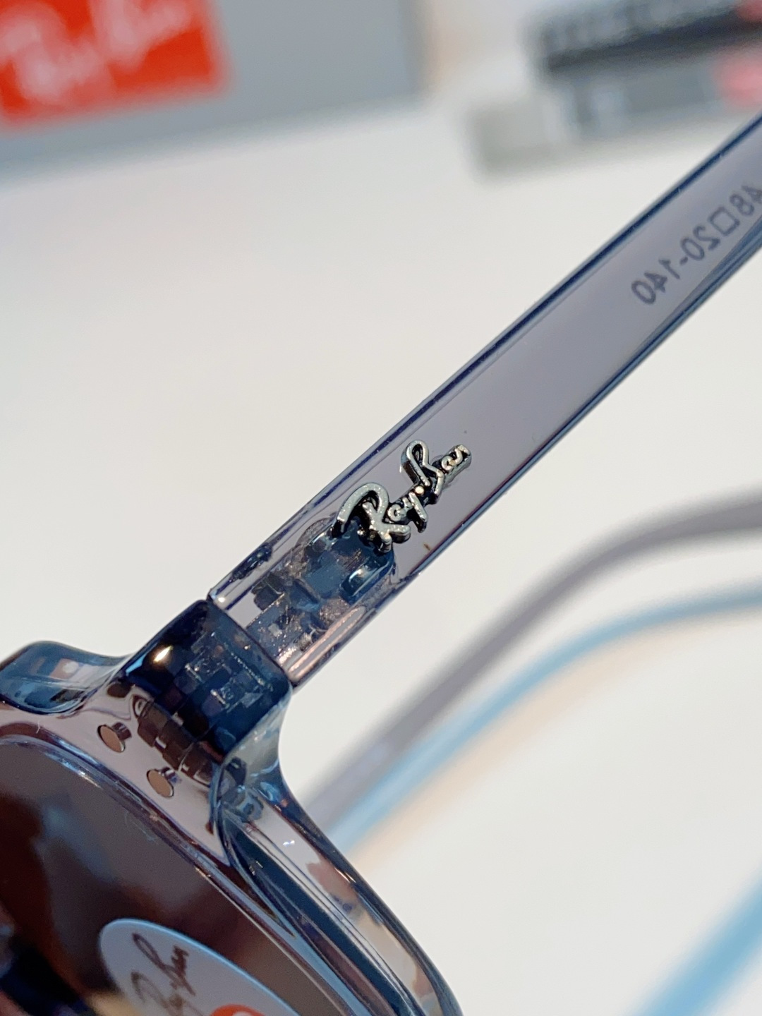 RayBan雷朋 自带复古滤镜的小方框偏光墨镜，利落窄方版型，刚好修饰颧骨与宽下颌，圆脸、方脸都能轻松驾