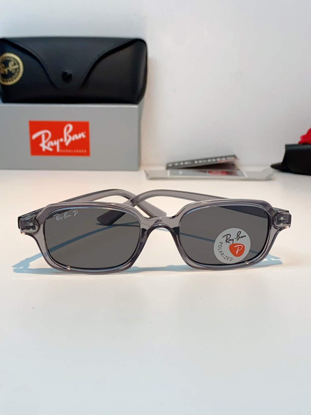 RayBan雷朋 自带复古滤镜的小方框偏光墨镜，利落窄方版型，刚好修饰颧骨与宽下颌，圆脸、方脸都能轻松驾