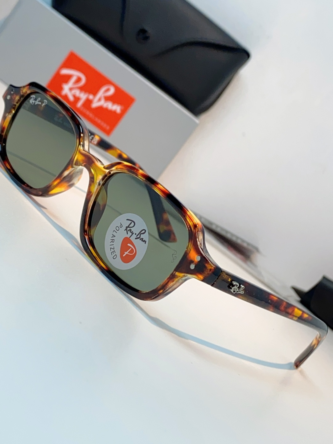 RayBan雷朋 自带复古滤镜的小方框偏光墨镜，利落窄方版型，刚好修饰颧骨与宽下颌，圆脸、方脸都能轻松驾