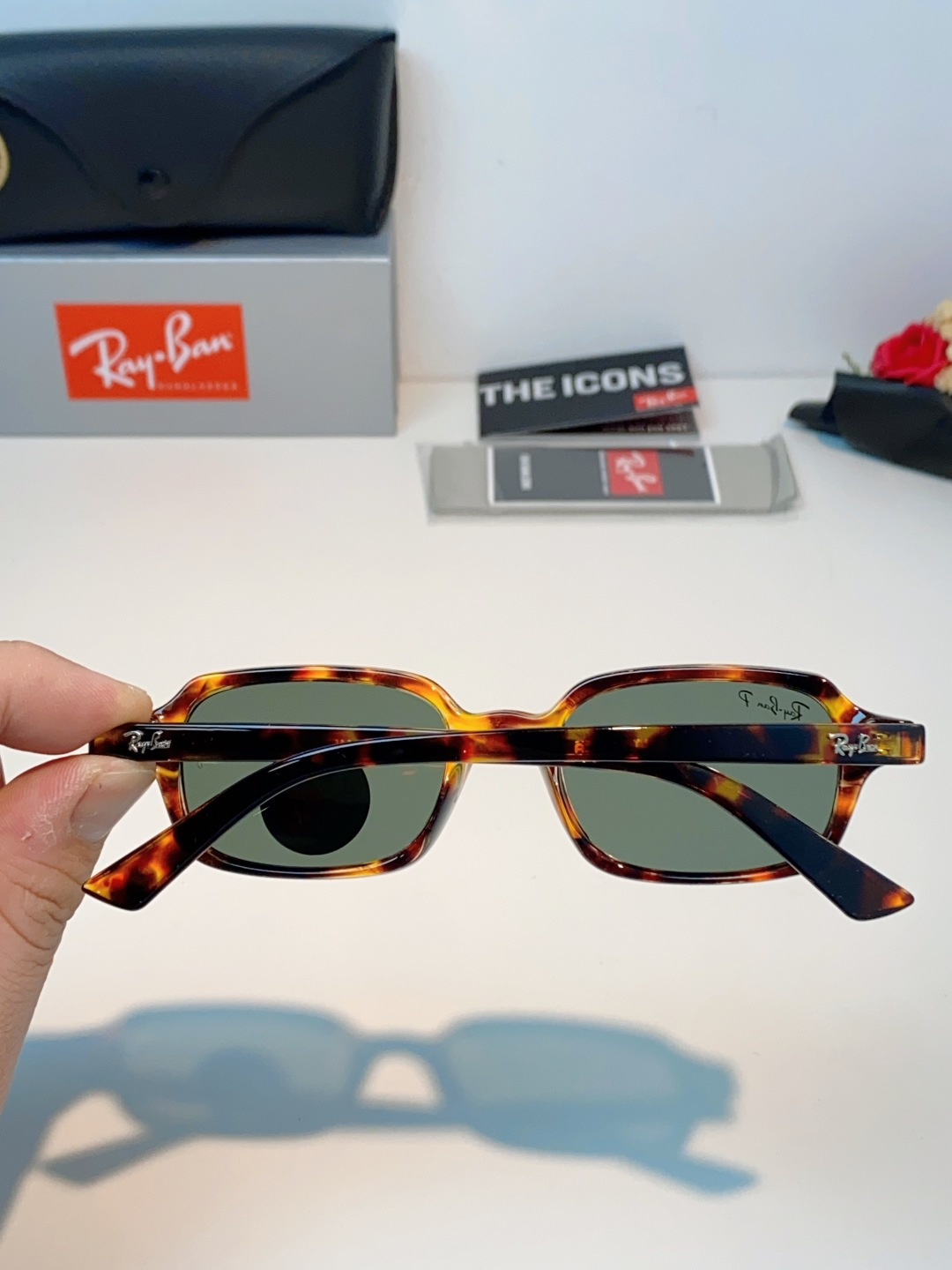 RayBan雷朋 自带复古滤镜的小方框偏光墨镜，利落窄方版型，刚好修饰颧骨与宽下颌，圆脸、方脸都能轻松驾