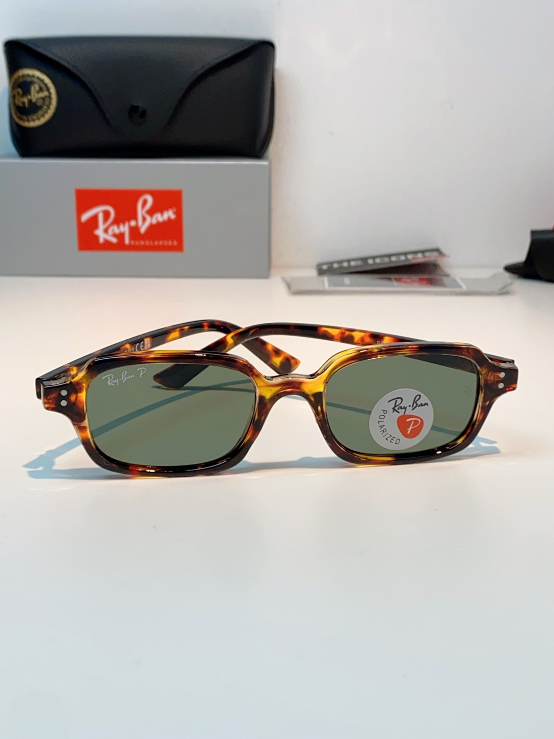 RayBan雷朋 自带复古滤镜的小方框偏光墨镜，利落窄方版型，刚好修饰颧骨与宽下颌，圆脸、方脸都能轻松驾