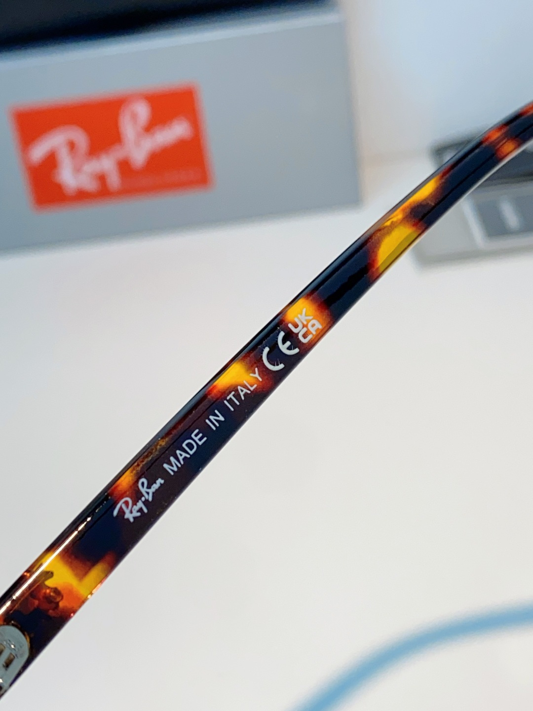 RayBan雷朋 自带复古滤镜的小方框偏光墨镜，利落窄方版型，刚好修饰颧骨与宽下颌，圆脸、方脸都能轻松驾