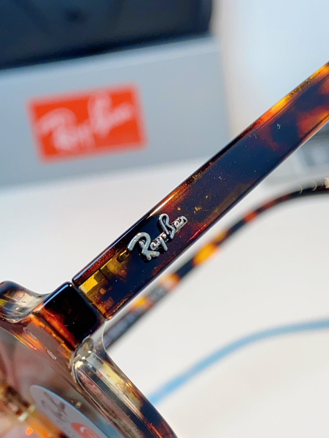 RayBan雷朋 自带复古滤镜的小方框偏光墨镜，利落窄方版型，刚好修饰颧骨与宽下颌，圆脸、方脸都能轻松驾