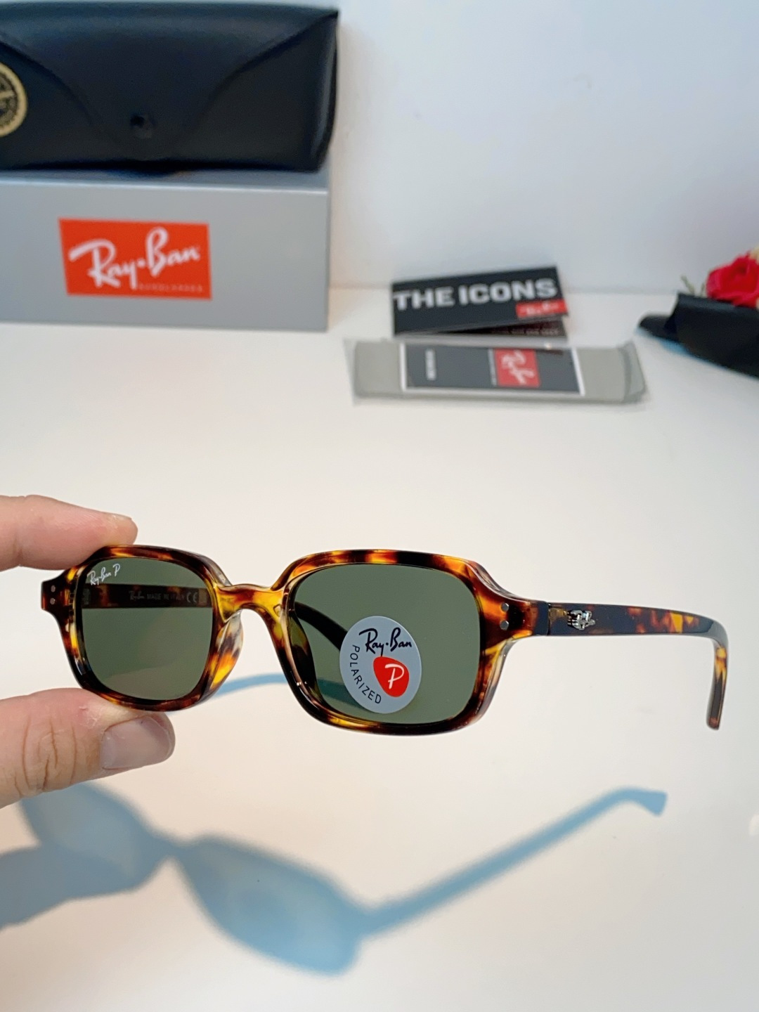 RayBan雷朋 自带复古滤镜的小方框偏光墨镜，利落窄方版型，刚好修饰颧骨与宽下颌，圆脸、方脸都能轻松驾