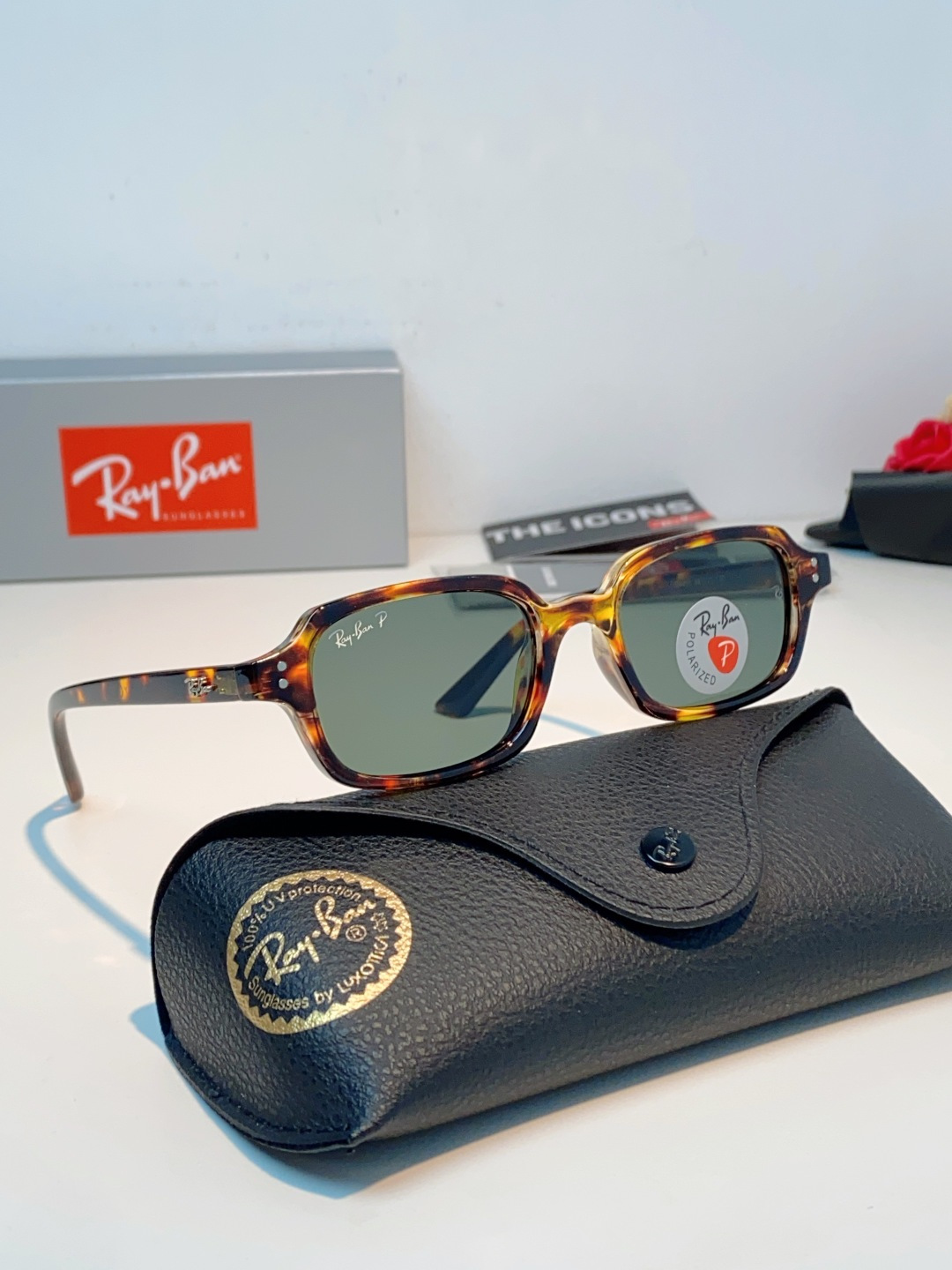 RayBan雷朋 自带复古滤镜的小方框偏光墨镜，利落窄方版型，刚好修饰颧骨与宽下颌，圆脸、方脸都能轻松驾