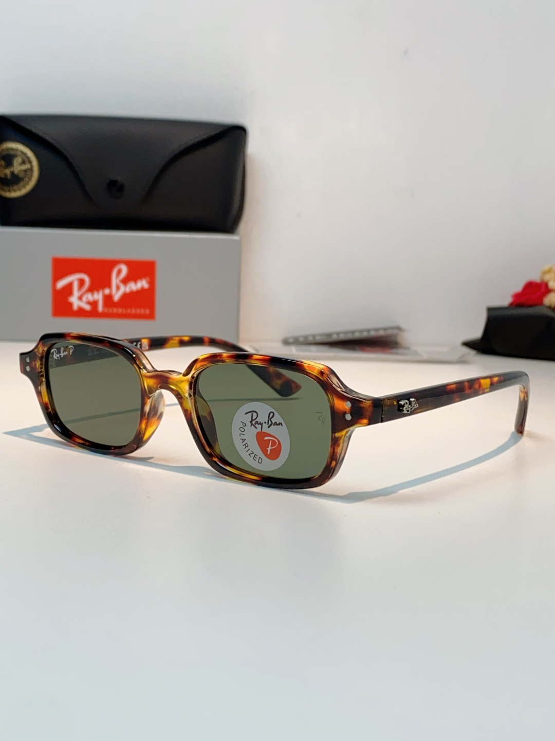 RayBan雷朋 自带复古滤镜的小方框偏光墨镜，利落窄方版型，刚好修饰颧骨与宽下颌，圆脸、方脸都能轻松驾