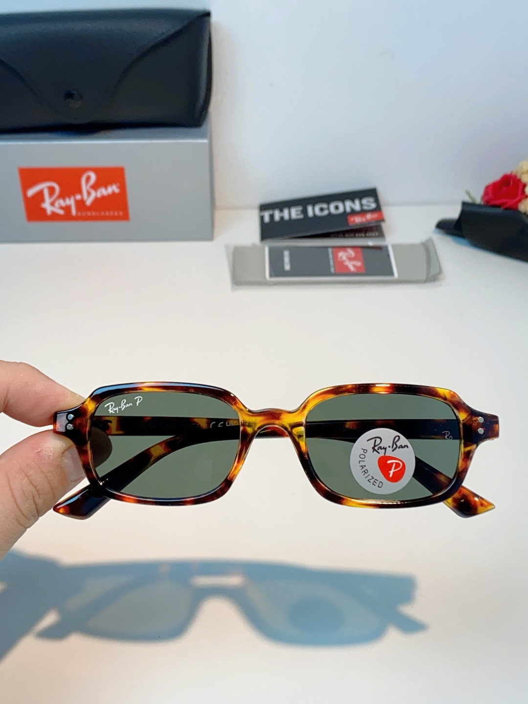 RayBan雷朋 自带复古滤镜的小方框偏光墨镜，利落窄方版型，刚好修饰颧骨与宽下颌，圆脸、方脸都能轻松驾