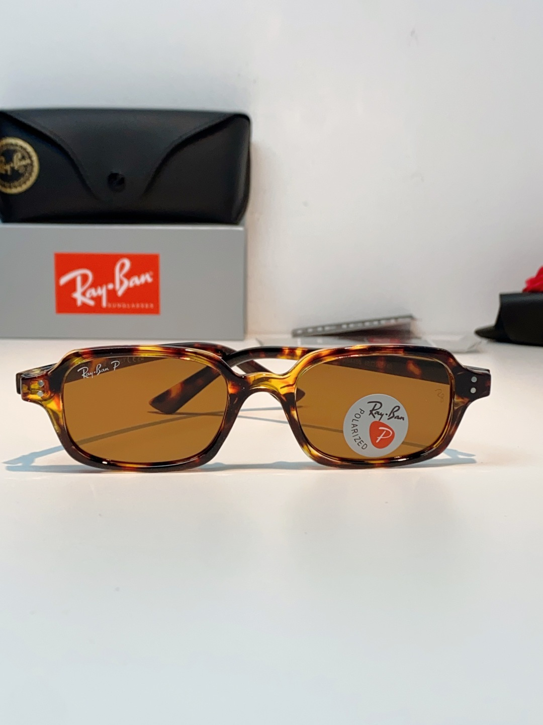 RayBan雷朋 自带复古滤镜的小方框偏光墨镜，利落窄方版型，刚好修饰颧骨与宽下颌，圆脸、方脸都能轻松驾