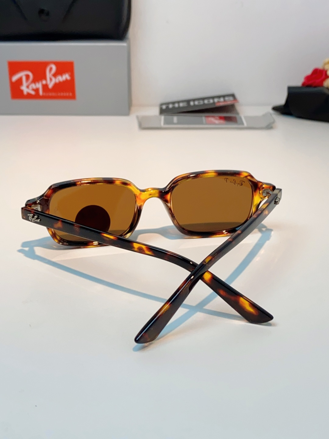 RayBan雷朋 自带复古滤镜的小方框偏光墨镜，利落窄方版型，刚好修饰颧骨与宽下颌，圆脸、方脸都能轻松驾