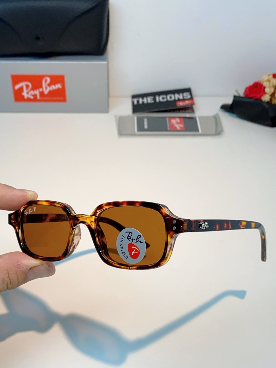 RayBan雷朋 自带复古滤镜的小方框偏光墨镜，利落窄方版型，刚好修饰颧骨与宽下颌，圆脸、方脸都能轻松驾