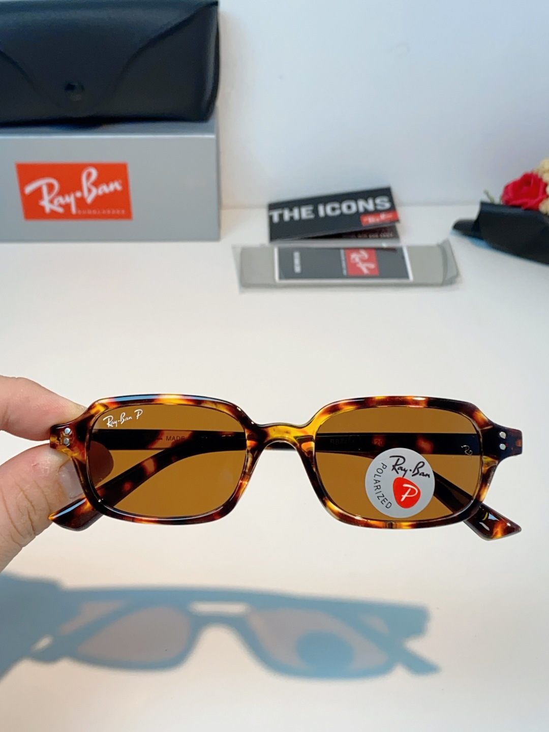 RayBan雷朋 自带复古滤镜的小方框偏光墨镜，利落窄方版型，刚好修饰颧骨与宽下颌，圆脸、方脸都能轻松驾