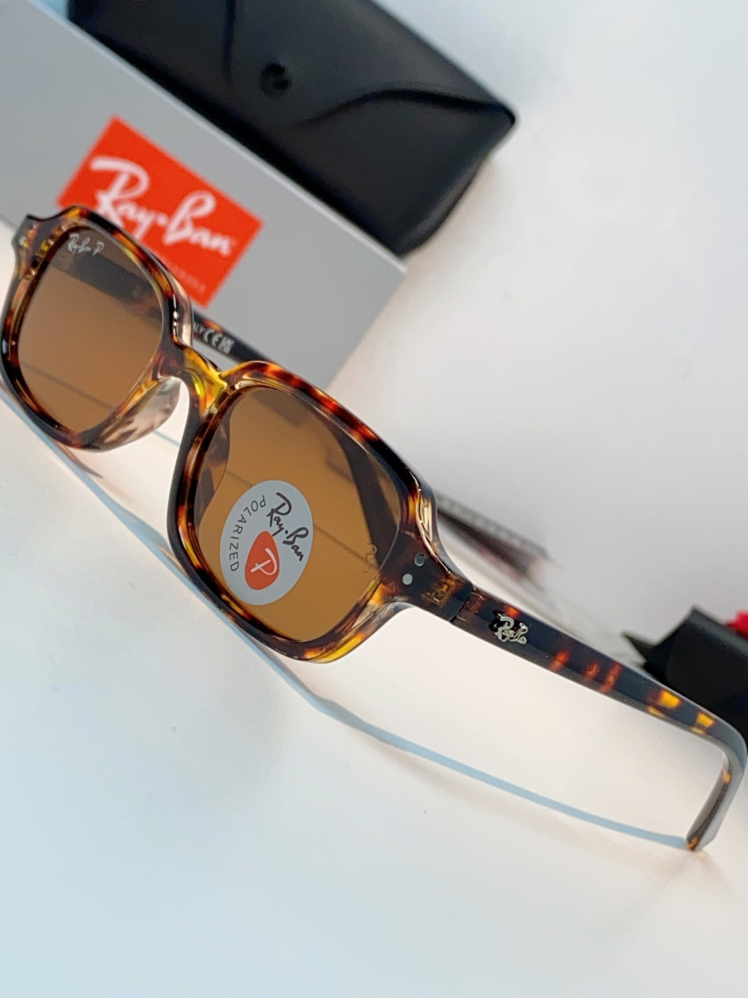 RayBan雷朋 自带复古滤镜的小方框偏光墨镜，利落窄方版型，刚好修饰颧骨与宽下颌，圆脸、方脸都能轻松驾