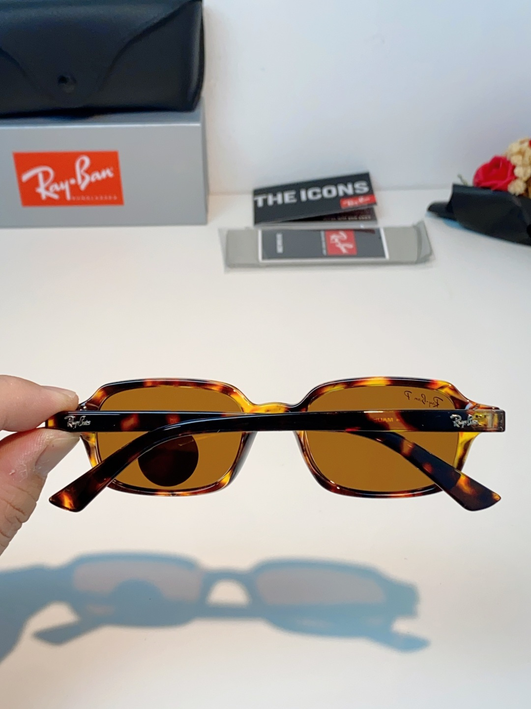 RayBan雷朋 自带复古滤镜的小方框偏光墨镜，利落窄方版型，刚好修饰颧骨与宽下颌，圆脸、方脸都能轻松驾
