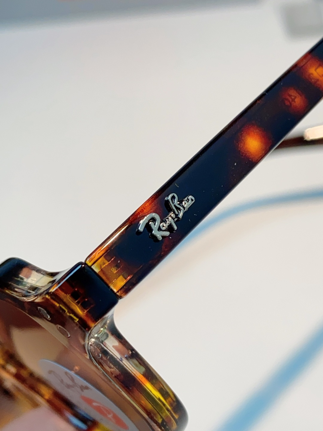 RayBan雷朋 自带复古滤镜的小方框偏光墨镜，利落窄方版型，刚好修饰颧骨与宽下颌，圆脸、方脸都能轻松驾