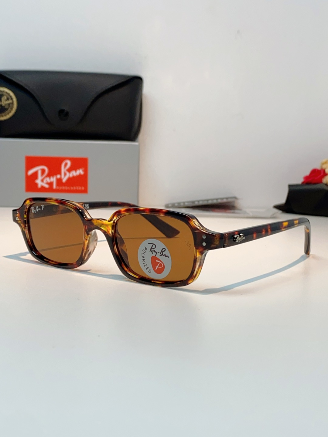 RayBan雷朋 自带复古滤镜的小方框偏光墨镜，利落窄方版型，刚好修饰颧骨与宽下颌，圆脸、方脸都能轻松驾