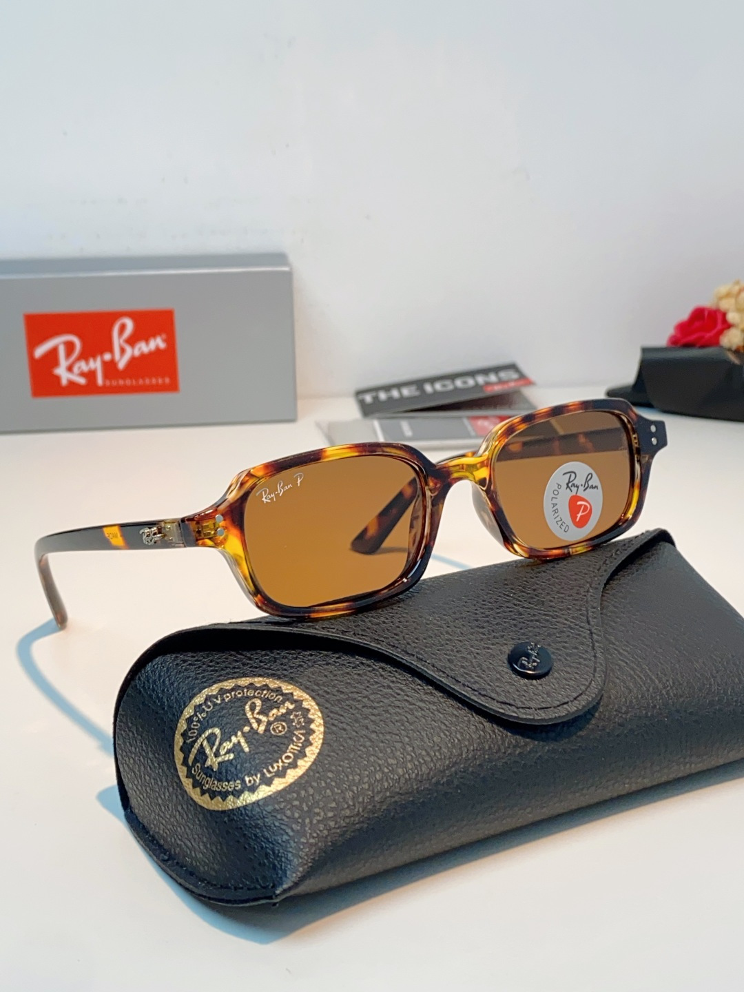 RayBan雷朋 自带复古滤镜的小方框偏光墨镜，利落窄方版型，刚好修饰颧骨与宽下颌，圆脸、方脸都能轻松驾
