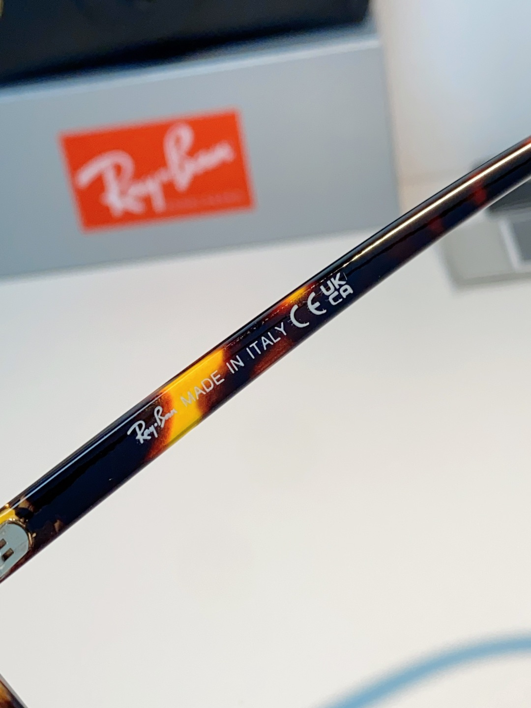 RayBan雷朋 自带复古滤镜的小方框偏光墨镜，利落窄方版型，刚好修饰颧骨与宽下颌，圆脸、方脸都能轻松驾