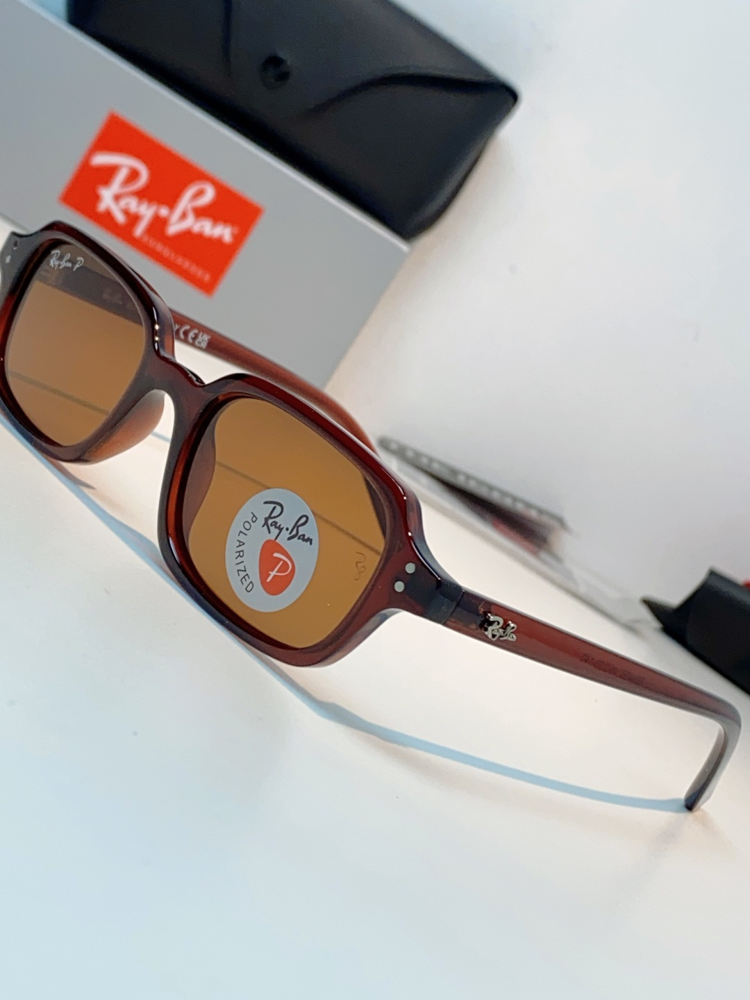 RayBan雷朋 自带复古滤镜的小方框偏光墨镜，利落窄方版型，刚好修饰颧骨与宽下颌，圆脸、方脸都能轻松驾