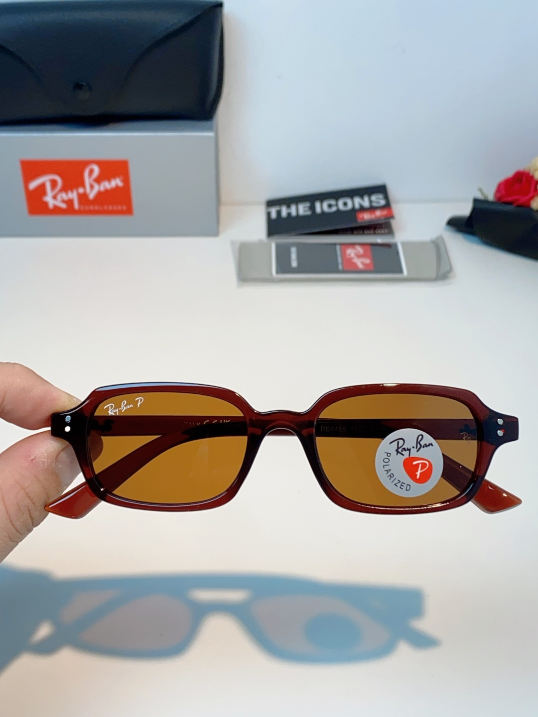 RayBan雷朋 自带复古滤镜的小方框偏光墨镜，利落窄方版型，刚好修饰颧骨与宽下颌，圆脸、方脸都能轻松驾