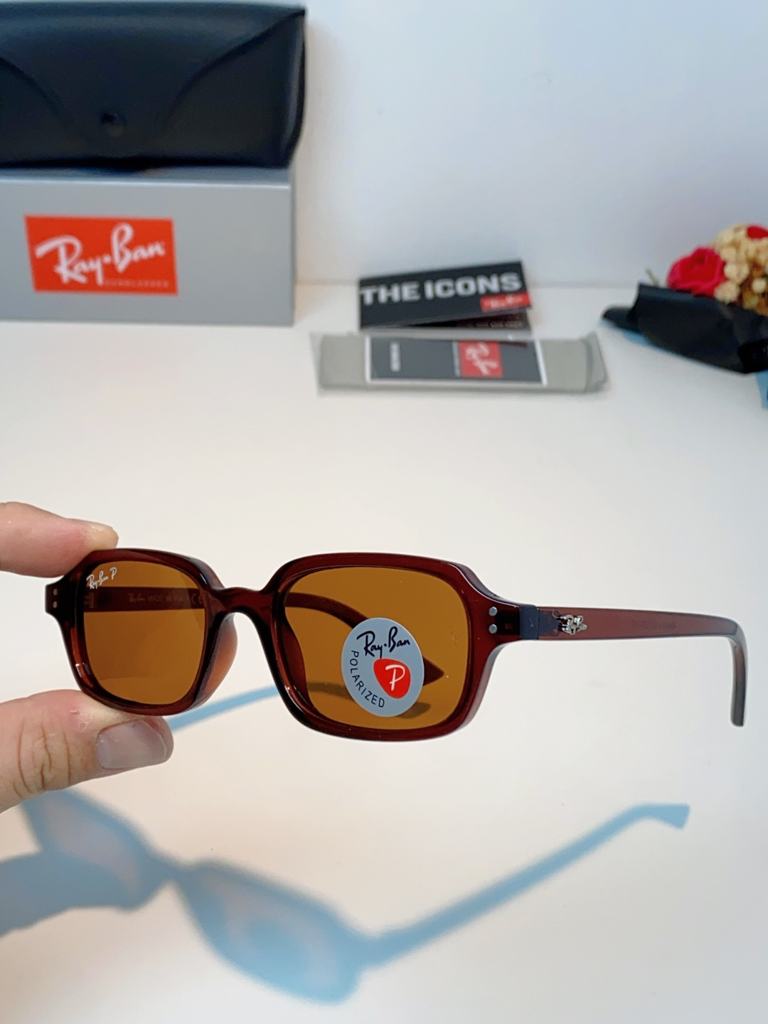 RayBan雷朋 自带复古滤镜的小方框偏光墨镜，利落窄方版型，刚好修饰颧骨与宽下颌，圆脸、方脸都能轻松驾
