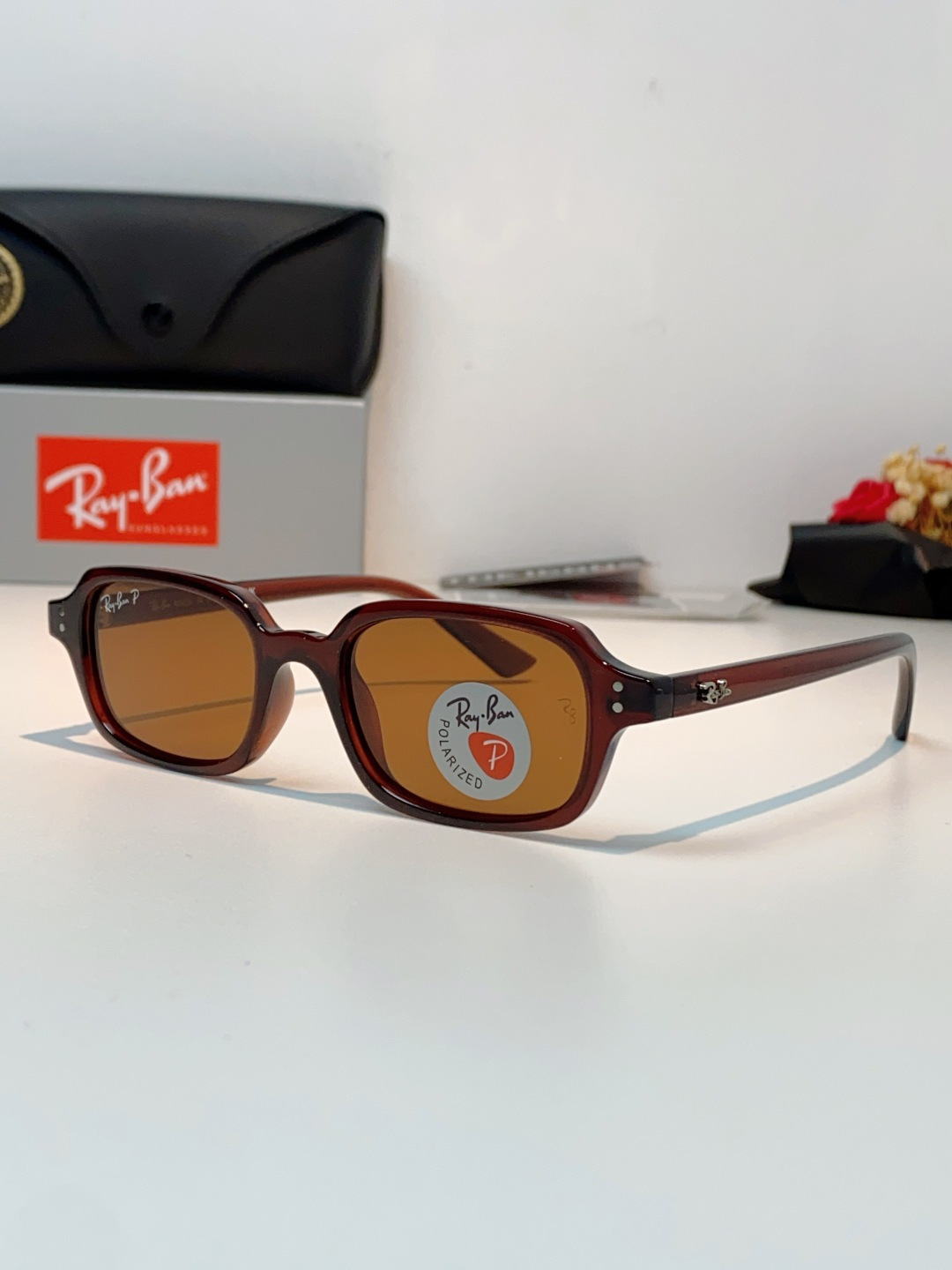 RayBan雷朋 自带复古滤镜的小方框偏光墨镜，利落窄方版型，刚好修饰颧骨与宽下颌，圆脸、方脸都能轻松驾