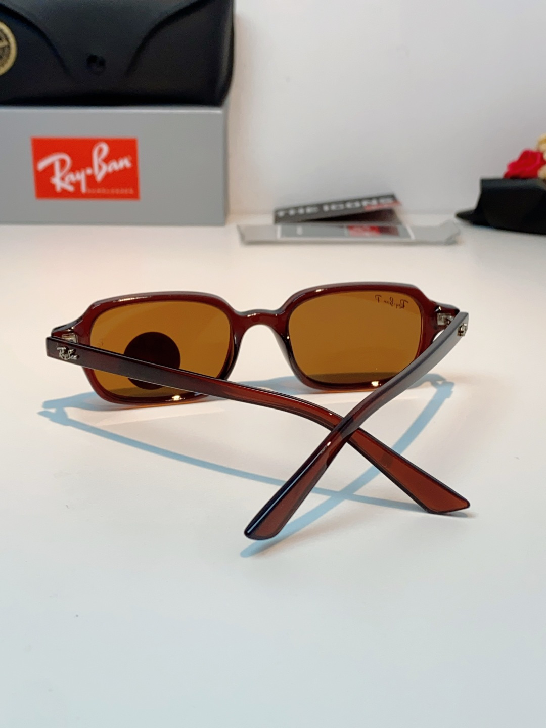RayBan雷朋 自带复古滤镜的小方框偏光墨镜，利落窄方版型，刚好修饰颧骨与宽下颌，圆脸、方脸都能轻松驾