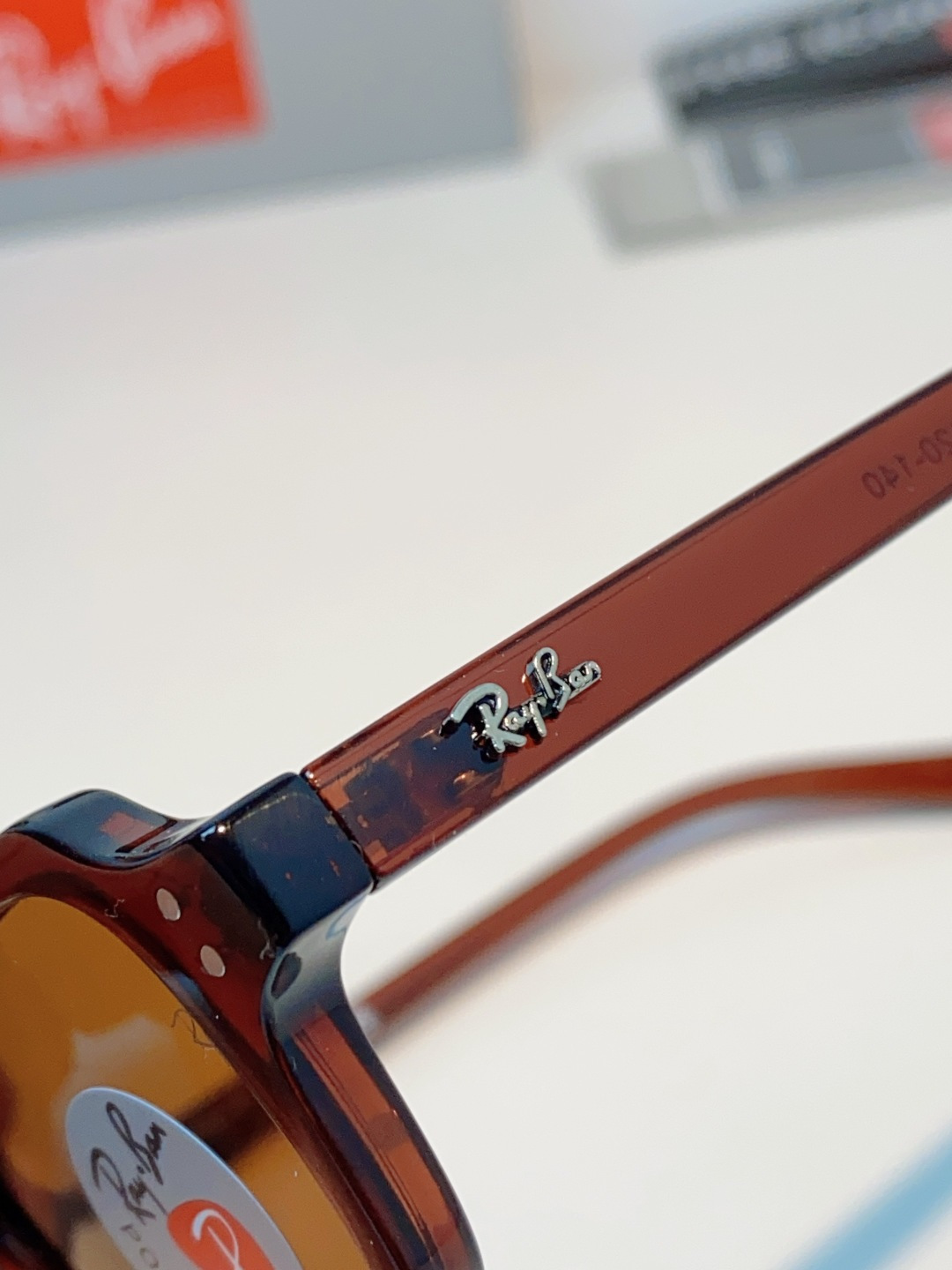 RayBan雷朋 自带复古滤镜的小方框偏光墨镜，利落窄方版型，刚好修饰颧骨与宽下颌，圆脸、方脸都能轻松驾