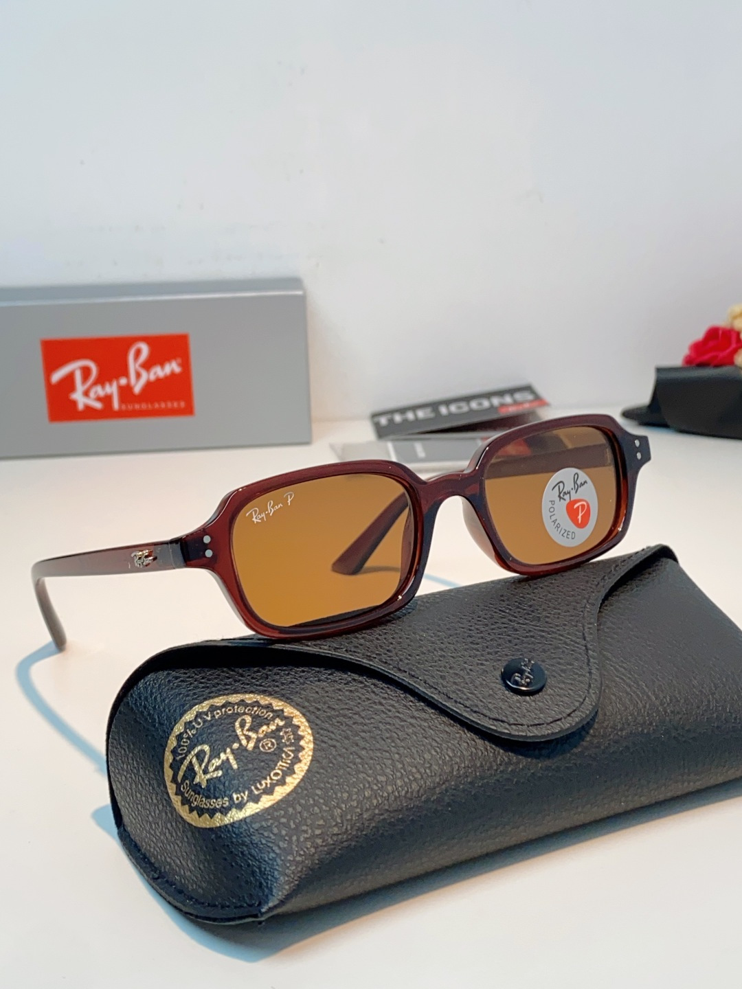 RayBan雷朋 自带复古滤镜的小方框偏光墨镜，利落窄方版型，刚好修饰颧骨与宽下颌，圆脸、方脸都能轻松驾