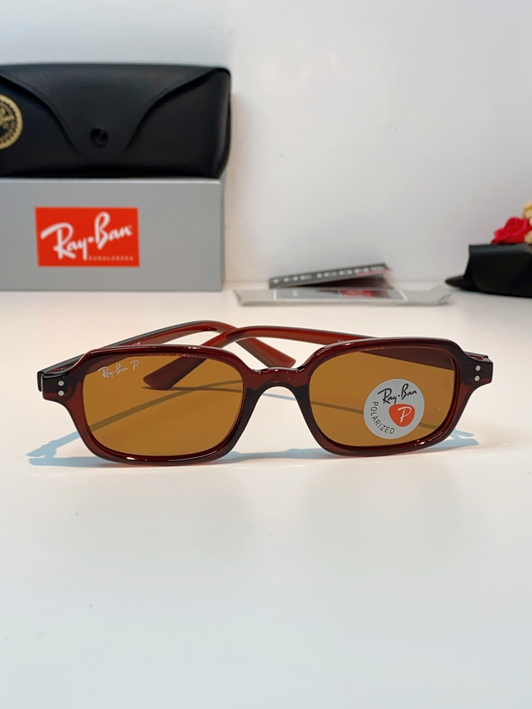 RayBan雷朋 自带复古滤镜的小方框偏光墨镜，利落窄方版型，刚好修饰颧骨与宽下颌，圆脸、方脸都能轻松驾