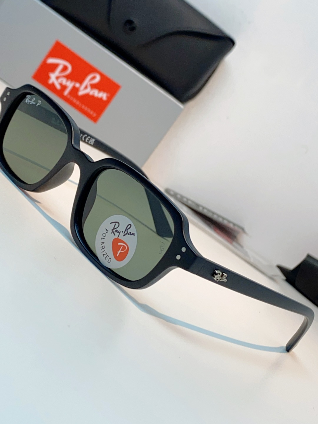 RayBan雷朋 自带复古滤镜的小方框偏光墨镜，利落窄方版型，刚好修饰颧骨与宽下颌，圆脸、方脸都能轻松驾