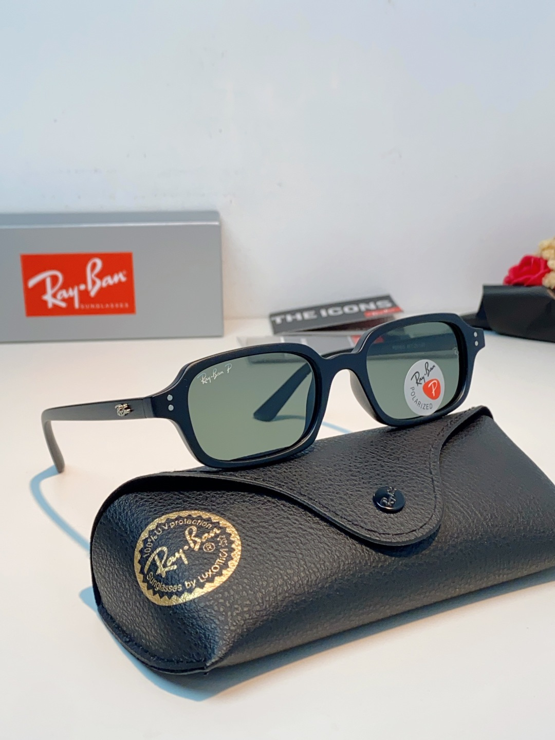 RayBan雷朋 自带复古滤镜的小方框偏光墨镜，利落窄方版型，刚好修饰颧骨与宽下颌，圆脸、方脸都能轻松驾