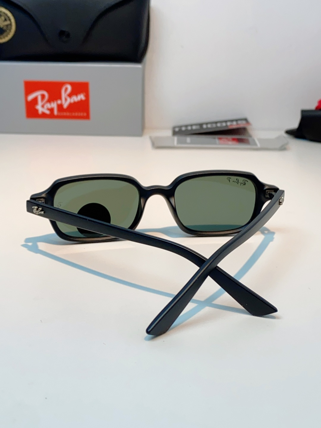 RayBan雷朋 自带复古滤镜的小方框偏光墨镜，利落窄方版型，刚好修饰颧骨与宽下颌，圆脸、方脸都能轻松驾