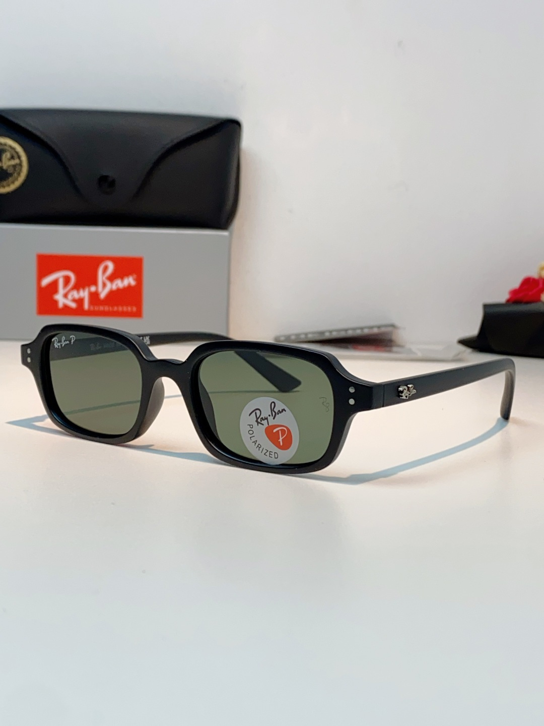 RayBan雷朋 自带复古滤镜的小方框偏光墨镜，利落窄方版型，刚好修饰颧骨与宽下颌，圆脸、方脸都能轻松驾