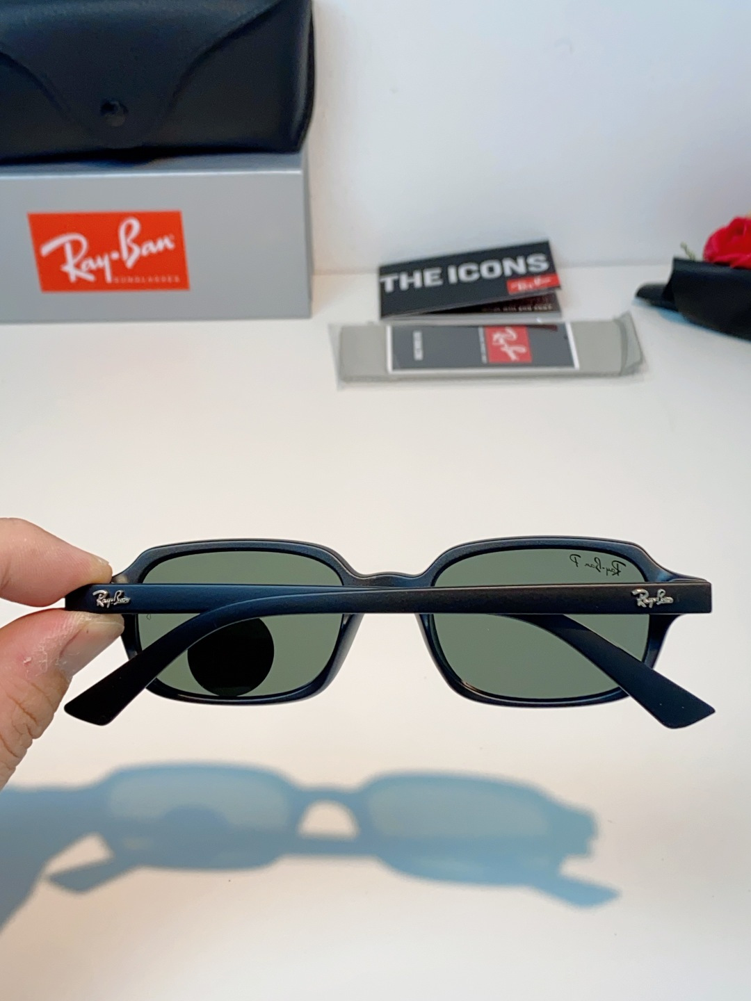 RayBan雷朋 自带复古滤镜的小方框偏光墨镜，利落窄方版型，刚好修饰颧骨与宽下颌，圆脸、方脸都能轻松驾