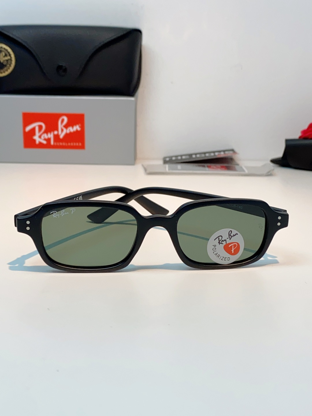 RayBan雷朋 自带复古滤镜的小方框偏光墨镜，利落窄方版型，刚好修饰颧骨与宽下颌，圆脸、方脸都能轻松驾