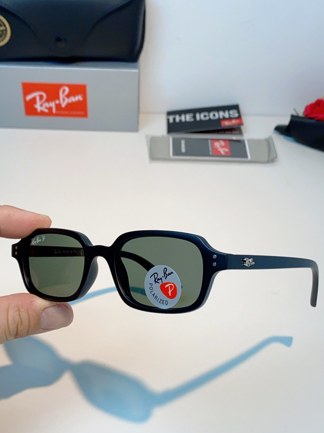 RayBan雷朋 自带复古滤镜的小方框偏光墨镜，利落窄方版型，刚好修饰颧骨与宽下颌，圆脸、方脸都能轻松驾